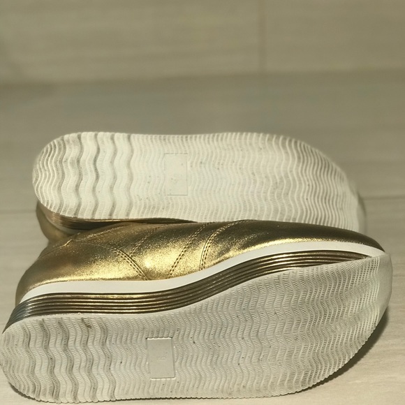 ✨Liliana METALLIC GOLD platform sneakers!✨ - Picture 4 of 5